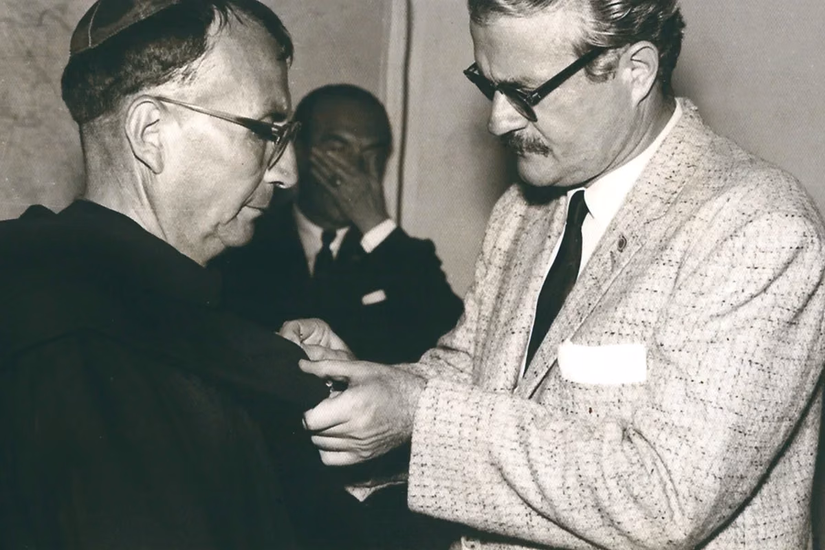 Monseñor Jorge Mosquera, Primer Obispo de Zamora, siendo condecorado por el Presidente de la República del Ecuador, Dr. Carlos Julio Arosemena Monroy.