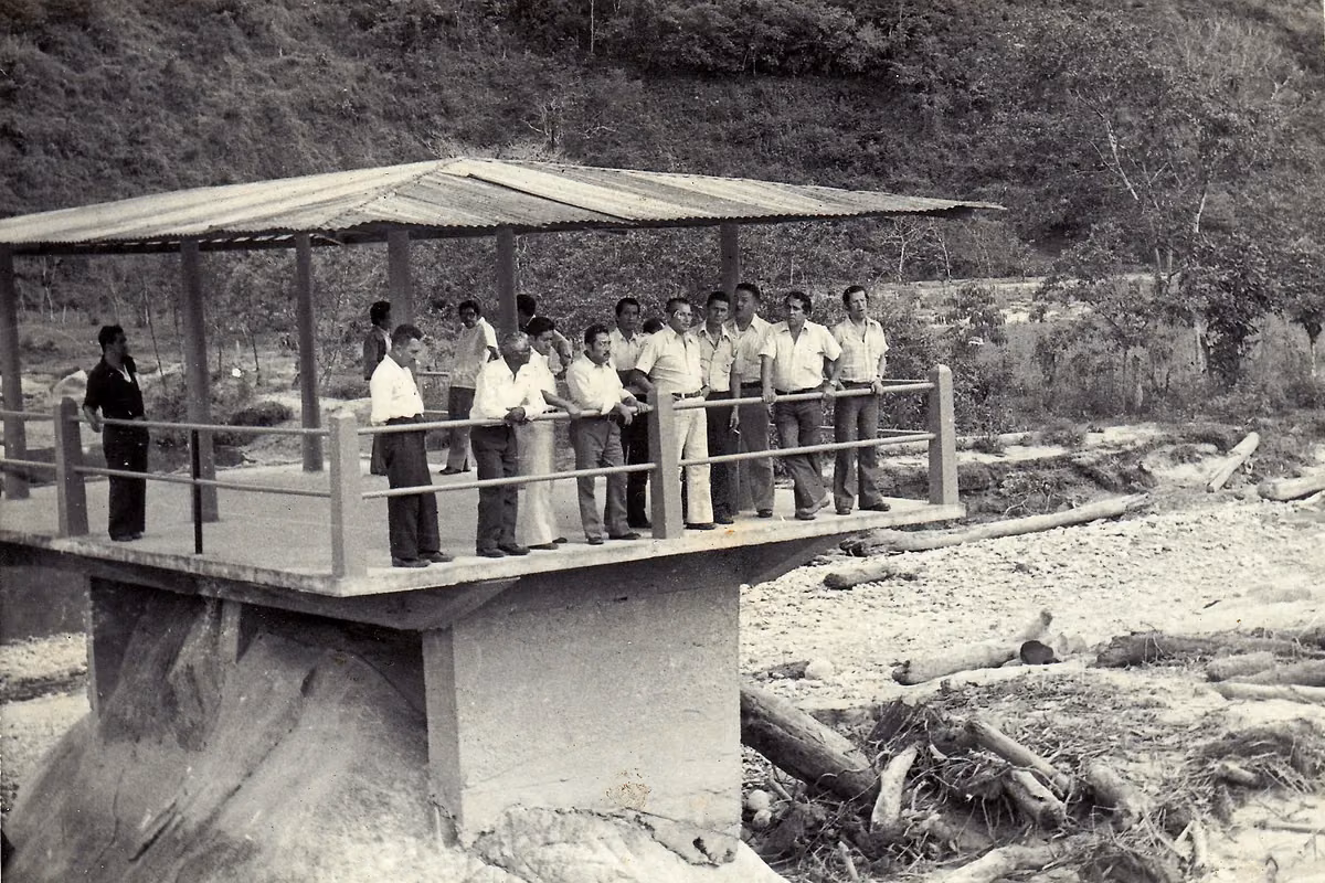 Inauguración de la caseta ubicada junto al antiguo puente sobre el río Bombuscaro.