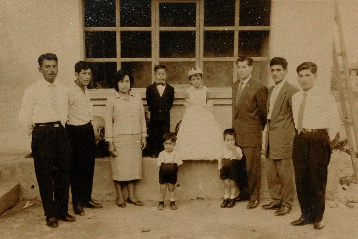 Princesita de navidad de la escuela Eloy Alfaro, Silvia Piedra y Franklin Padilla, acompañados por varios maestros.